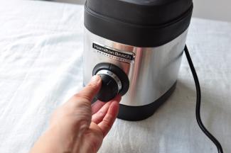 慢慢旋转开始加至10档，汉美驰破壁机共有10档。1-3档适用于研磨打粉，4-6档适用于打奶油、粥品、汤品和酱料，7-10档适用于饮料、冰沙鸡尾酒和甜品。