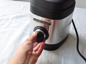 慢慢旋转开始加至10档，汉美驰破壁机共有10档。1-3档适用于研磨打粉，4-6档适用于打奶油、粥品、汤品和酱料，7-10档适用于饮料、冰沙鸡尾酒和甜品。