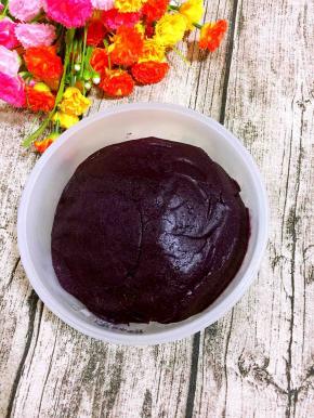 紫薯馅儿炒好后装在容器里，彻底晾凉后放入冰箱冷冻保存！