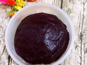 紫薯馅儿炒好后装在容器里，彻底晾凉后放入冰箱冷冻保存！