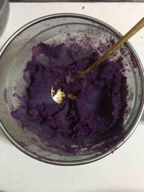 把紫薯放在网筛上，用勺子往下压，可以把紫薯里面的茎茎过滤出来，很细腻！