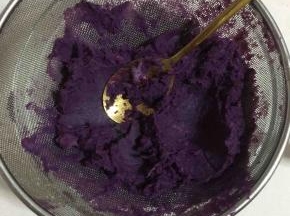 把紫薯放在网筛上，用勺子往下压，可以把紫薯里面的茎茎过滤出来，很细腻！