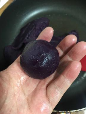 炒好的紫薯泥可以抱成团儿即可！