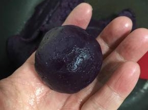 炒好的紫薯泥可以抱成团儿即可！