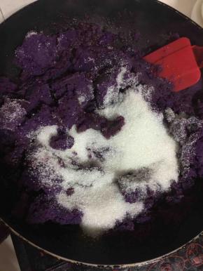 放入紫薯泥和白糖！(白糖的量根据自己的口味适当调整，甜味刚刚好就可以了！不要太甜了！