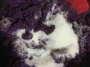 放入紫薯泥和白糖！(白糖的量根据自己的口味适当调整，甜味刚刚好就可以了！不要太甜了！