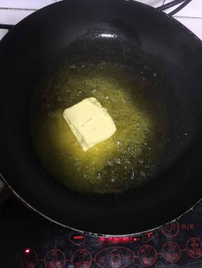 不粘锅烧热，放入黄油融化！(也可以用猪油或者玉米油来炒。)