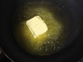 不粘锅烧热，放入黄油融化！(也可以用猪油或者玉米油来炒。)