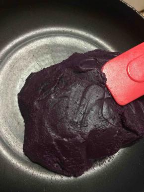 翻炒至紫薯泥起粘，成为整体，不散，微硬，馅儿就炒的可以了！