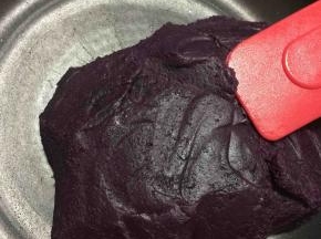 翻炒至紫薯泥起粘，成为整体，不散，微硬，馅儿就炒的可以了！