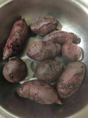 紫薯洗净放进电压力锅中按蹄筋健，煮熟后捞出沥干水份备用！