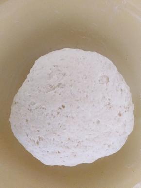 首先就是在面粉中加入少许的酵母粉和适量的白砂糖，加清水和成柔软的面团，盖上湿布放在温暖湿润处进行发酵。