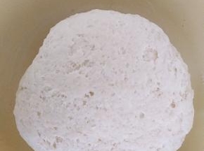 首先就是在面粉中加入少许的酵母粉和适量的白砂糖，加清水和成柔软的面团，盖上湿布放在温暖湿润处进行发酵。