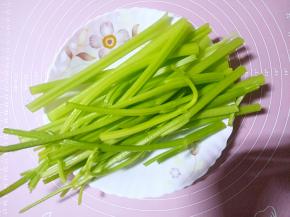 芹菜择洗干净