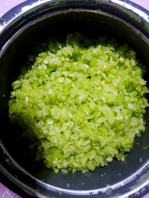 把芹菜剁碎