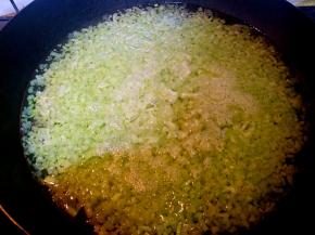 锅中加上烧开之后放入芹菜碎焯水