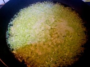 锅中加上烧开之后放入芹菜碎焯水