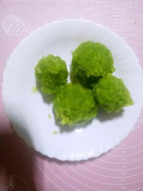 焯好之后挤去水分备用