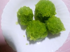 焯好之后挤去水分备用