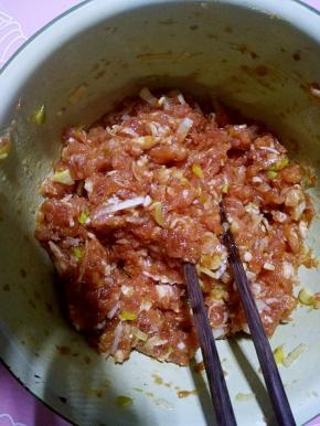 猪肉剁成肉末，加植物油，盐，花椒粉，酱油和味精朝一个方向搅拌均匀。