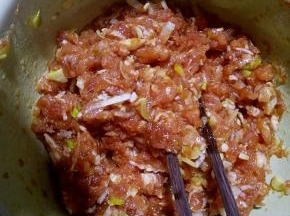 猪肉剁成肉末，加植物油，盐，花椒粉，酱油和味精朝一个方向搅拌均匀。