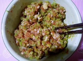 猪肉馅儿搅拌均匀之后再一点点的把芹菜放进去，一边放一边搅拌均匀。