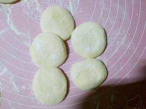 揉面，挤去面团中的气泡，然后分成均匀的小面剂。