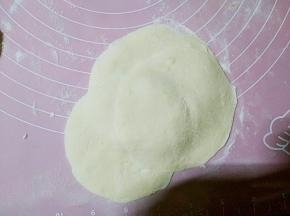 擀成中间厚四周薄的面皮