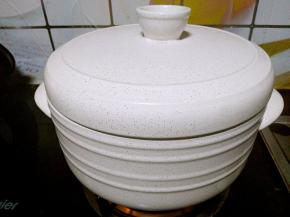 二十分钟之后把陶煲王的蒸锅中加入适量的清水，烧开。