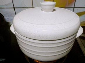 二十分钟之后把陶煲王的蒸锅中加入适量的清水，烧开。