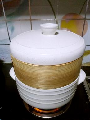 之后把装着已经二次发酵完成的包子的笼屉放在蒸锅上面，大火蒸15分钟之后再关火焖5分钟。