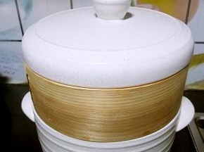 之后把装着已经二次发酵完成的包子的笼屉放在蒸锅上面，大火蒸15分钟之后再关火焖5分钟。