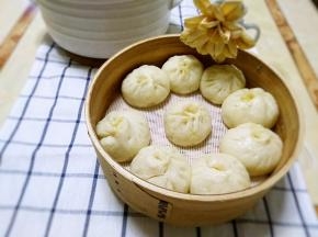 暄软可口的大包子出锅喽！