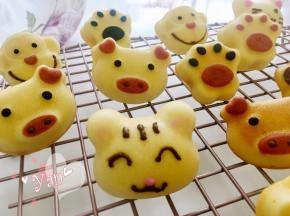 出炉后倒扣晾凉。nutella巧克力酱挤入裱花袋，画出眼睛、嘴巴等部位用粉色巧克力笔画出耳朵等部位。