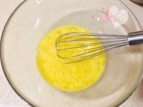 鸡蛋打散。