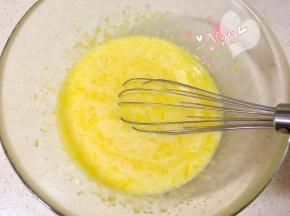加入牛奶及糖粉混合物，用手动打蛋器搅打均匀。