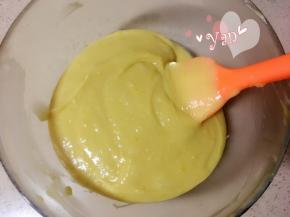 筛入低粉、泡打粉，翻拌均匀。