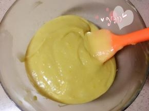 筛入低粉、泡打粉，翻拌均匀。