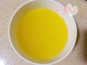 黄油隔水加热融化。