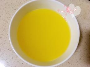 黄油隔水加热融化。