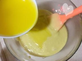 分两次倒入面糊中，翻拌均匀。