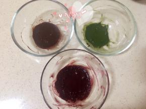可可粉、抹茶粉、红曲粉分别用少量热水搅匀，放凉。