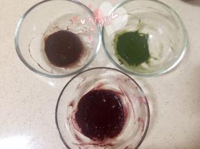 可可粉、抹茶粉、红曲粉分别用少量热水搅匀，放凉。