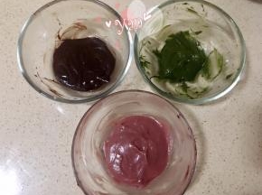 取少量面糊分别加入可可溶液、抹茶溶液、红曲溶液。