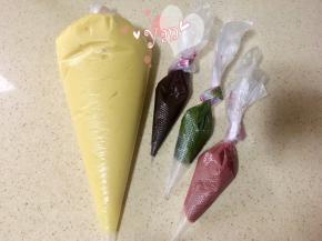 搅拌好的面糊分别装入裱花袋，冬天室温放置一小时后再用；夏天冷藏一小时，烤之前拿出来回温。