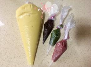 搅拌好的面糊分别装入裱花袋，冬天室温放置一小时后再用；夏天冷藏一小时，烤之前拿出来回温。
