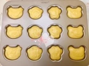 再把原味面糊挤入模具，约8分满，挤好后震动两三下。