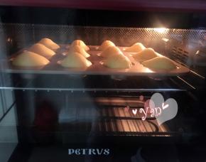 放入预热好的烤箱，180度，上下火，中层，烤15分钟。肚子鼓起来成小山丘状才是成功的玛德琳。