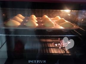 放入预热好的烤箱，180度，上下火，中层，烤15分钟。肚子鼓起来成小山丘状才是成功的玛德琳。