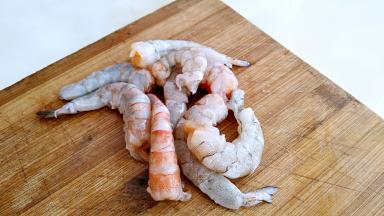 大虾去皮清洗干净。